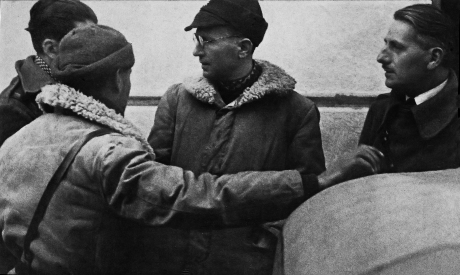 L'ultima foto di Guido Picelli nel dicembre del 1936 a Madrid con Randolfo Pacciardi e due ufficiali del Battaglione Garibaldi.
